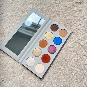 Vibrant Eyeshadow Palette with Mirror